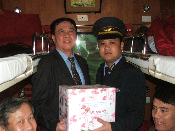 Đồng chí Trần Phúc Tiến - Phó Tổng giám đốc ĐSVN chúc Tết, tặng qùa tổ công tác trên tàu LC4